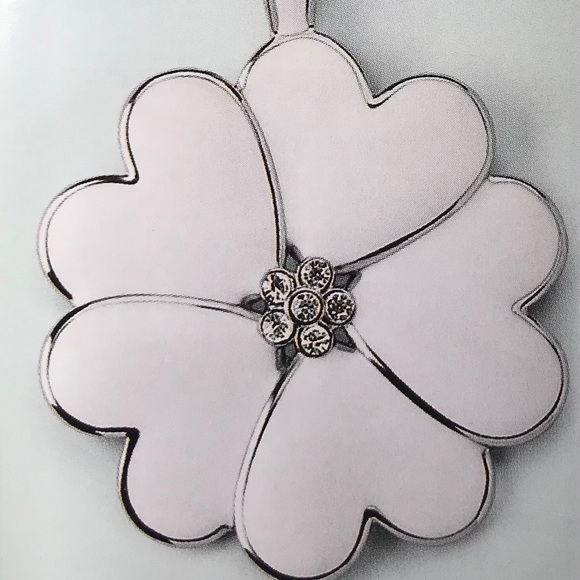 White Heart Pedals Pendant Cut Crystals Necklace - Picture 3 of 16